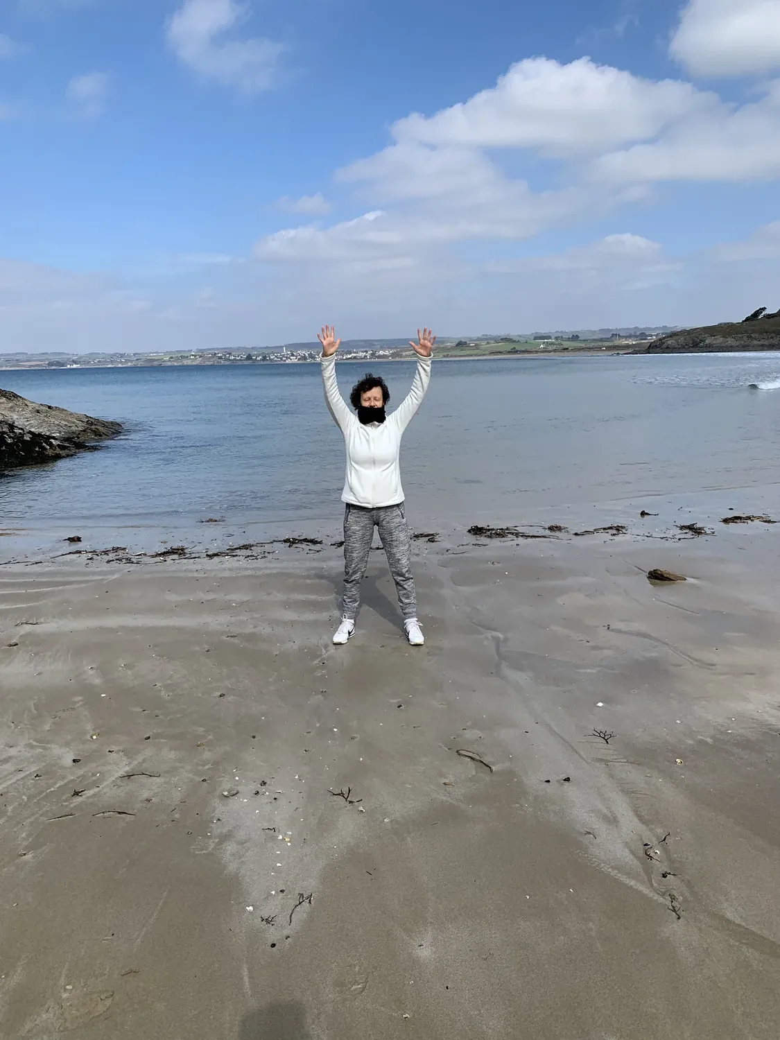 Sylvie Gonidec sur une plage bretonne