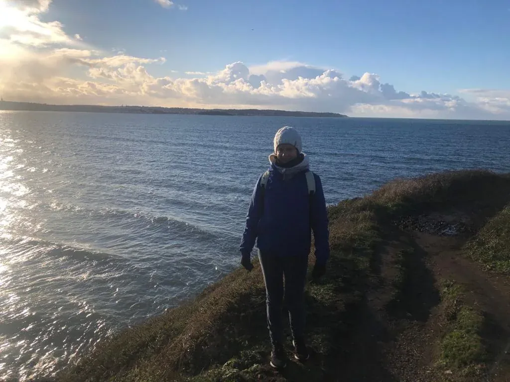 Sylvie marche au bord de l’océan