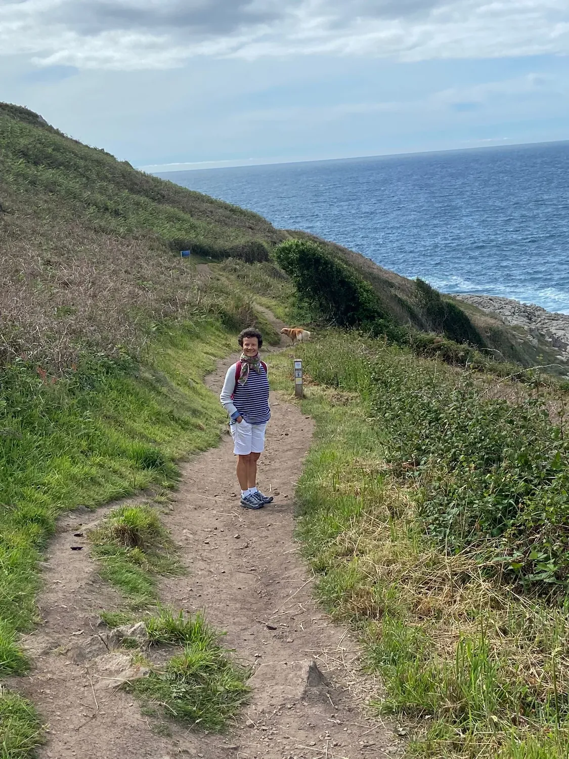 Sylvie Gonidec sur le sentier côtier